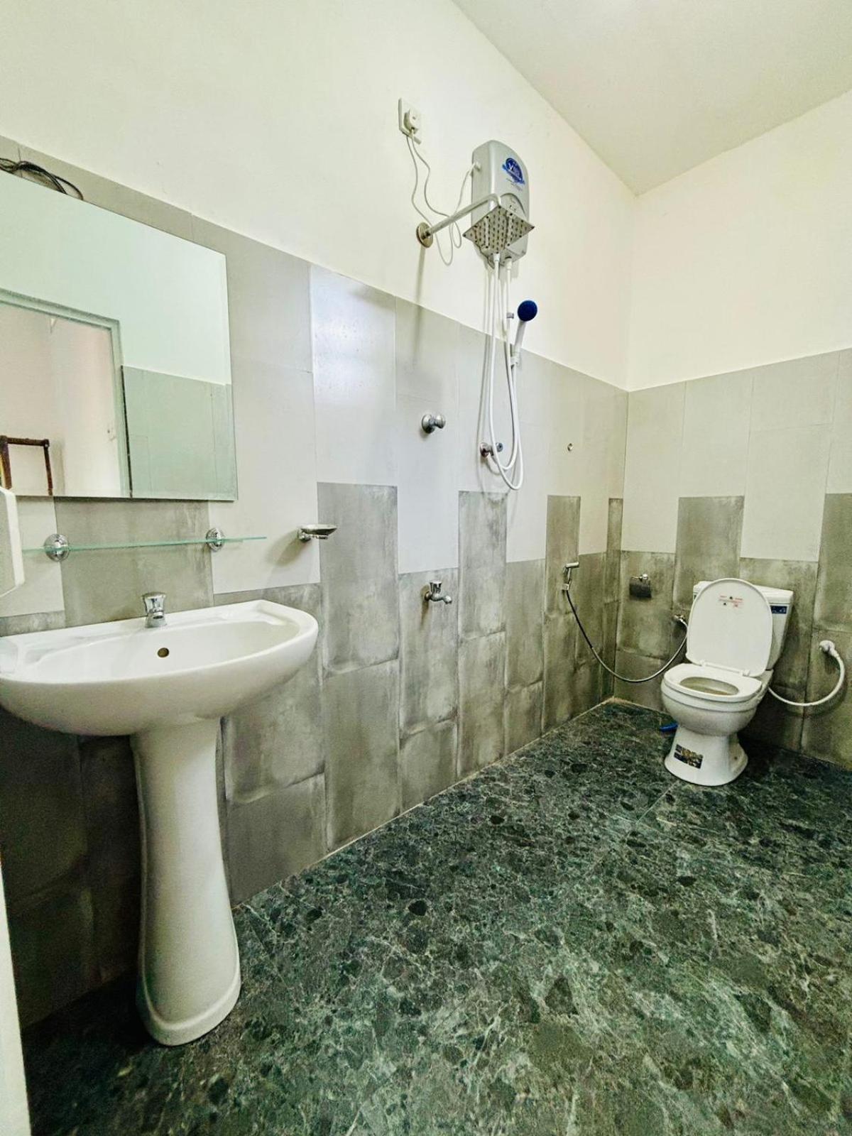 Sanithu Homestay And Villa Galle Bagian luar foto